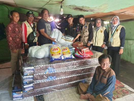 satu-keluarga-penderita-stroke-terima-bantuan-lazismu