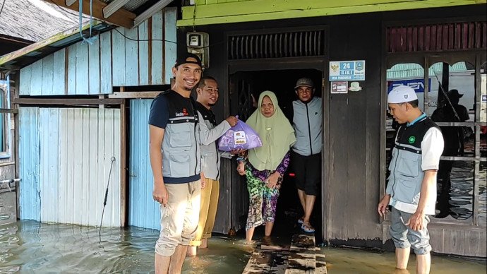banjir-di-hulu-sungai-selatan-lazismu-dan-mdmc-distribusikan-kado-ramadhan