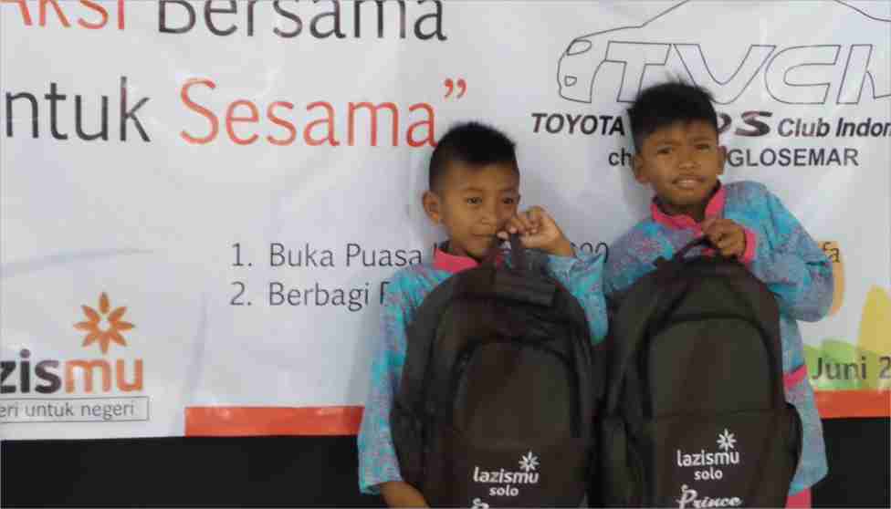 Cover Sinergi Bareng Toyota Vios Club Indonesia, Lazismu Bagikan Kado Ramadhan