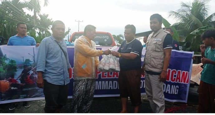 banjir-dan-longsor-sumatra-barat-muhammadiyah-distribusikan-bantuan
