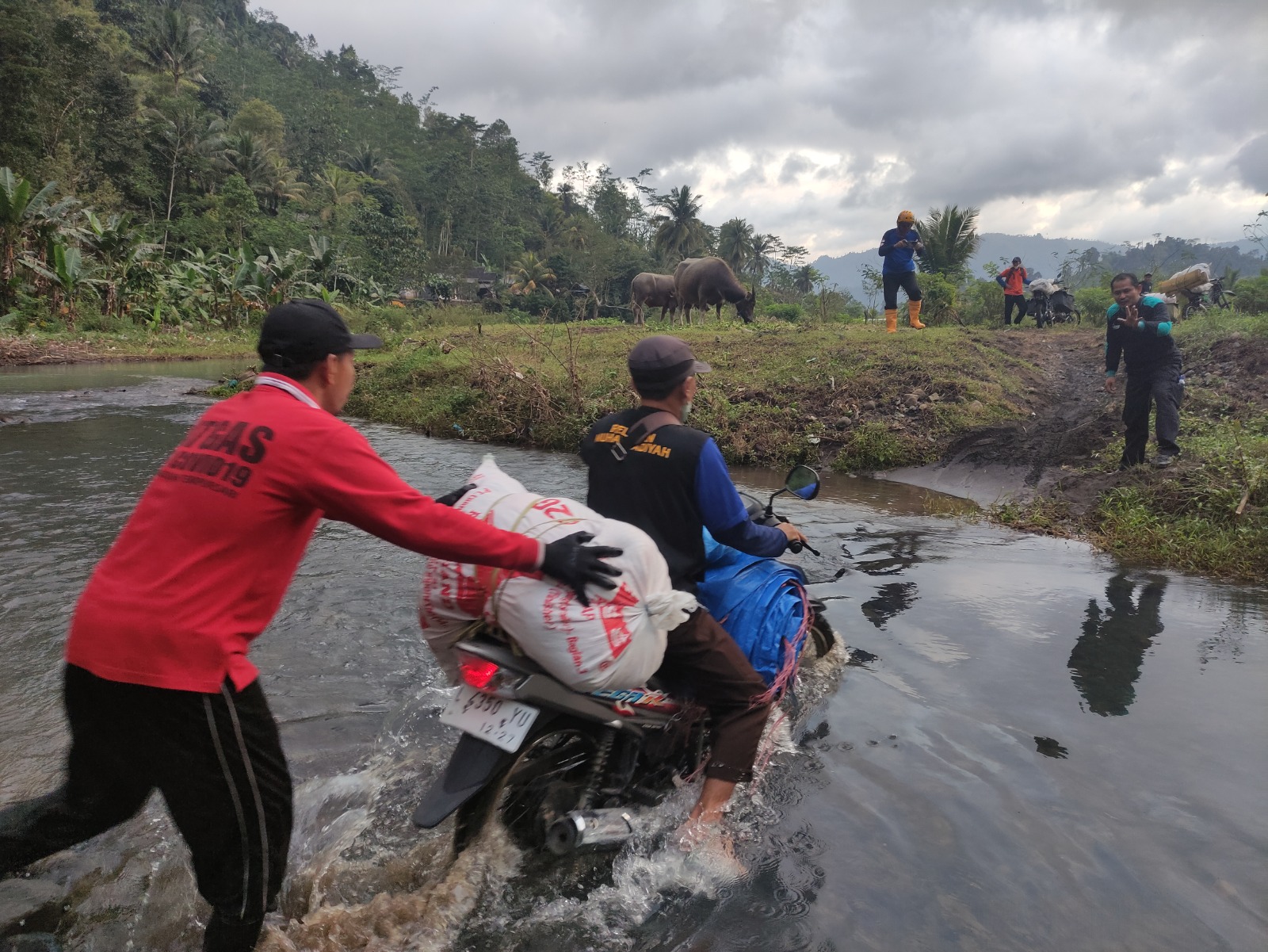 Cover PEDULI PENYINTAS BANJIR LAHAR DINGIN SEMERU, LAZISMU SENTUH TITIK TERISOLIR