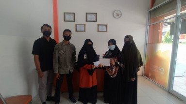 melalui-lazismu-pekanbaru-pk-imm-kh-isyams-umri-bantu-korban-banjir-ntt