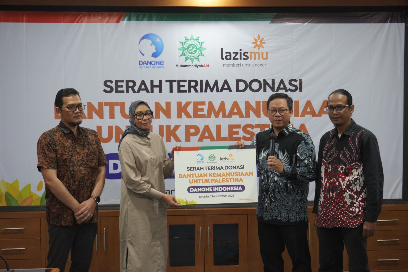 Cover DANONE SERAHKAN BANTUAN 1 MILIAR RUPIAH UNTUK PALESTINA KEPADA LAZISMU