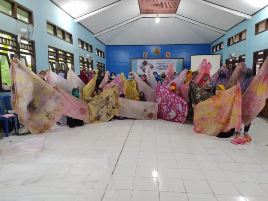 lazismu-pusat-gelar-hybrid-fashion-show-ecoprint-karya-ibu-rumah-tangga