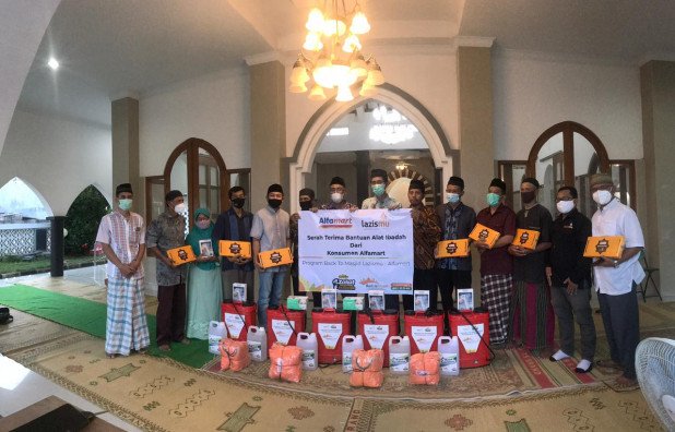 bersama-alfamart-lazismu-pusat-salurkan-800-pcs-sarung-dan-mukena