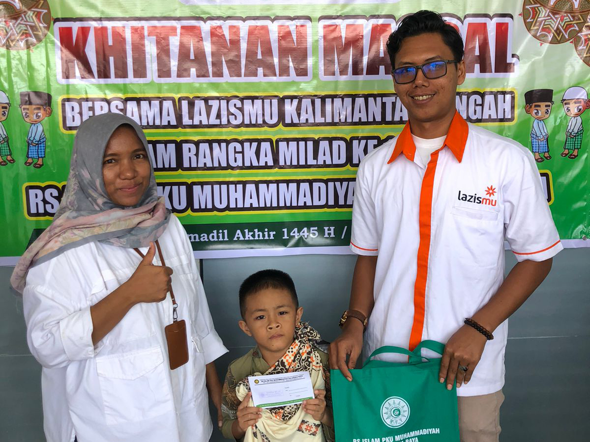 Cover SEMARAK MILAD RS ISLAM PKU MUHAMMADIYAH PALANGKA RAYA, LAZISMU SELENGGARAKAN KHITANAN MASSAL