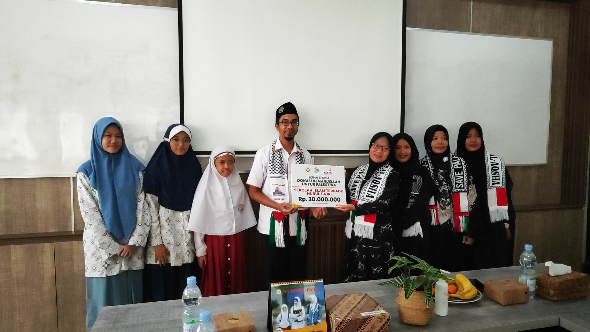 Cover SIT NURUL FAJRI CIKARANG BEKASI AMANAHKAN DONASI PALESTINA MELALUI LAZISMU