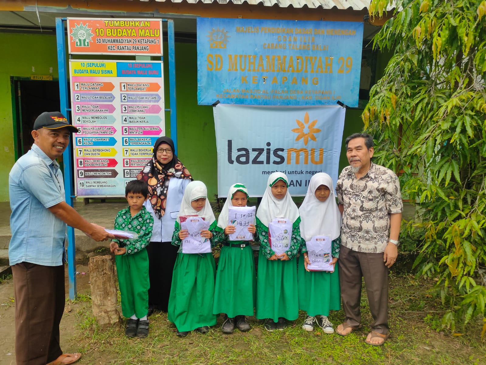 Cover PEDULI PENDIDIKAN, SISWA KURANG MAMPU DAPATKAN SERAGAM BARU DARI LAZISMU