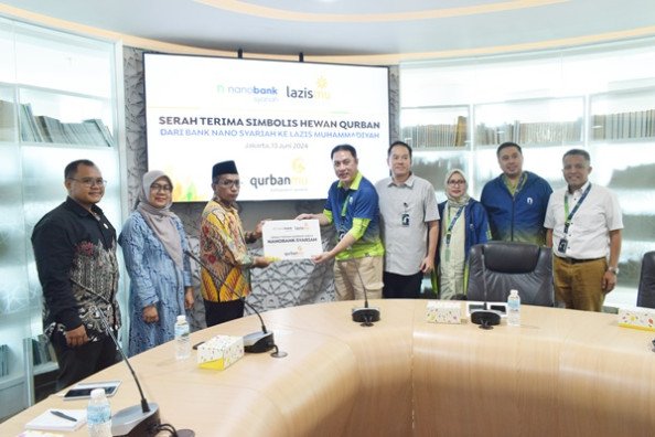 bank-nano-syariah-siap-bahagiakan-sesama-serahkan-sapi-1-ton-ke-lazismu-untuk-qurbanmu