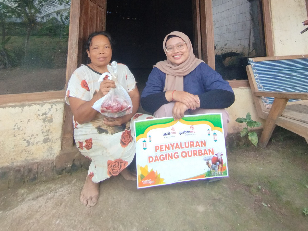 Cover WARGA KURANG MAMPU DI MADIUN TERIMA PAKET DAGING KURBAN LAZISMU