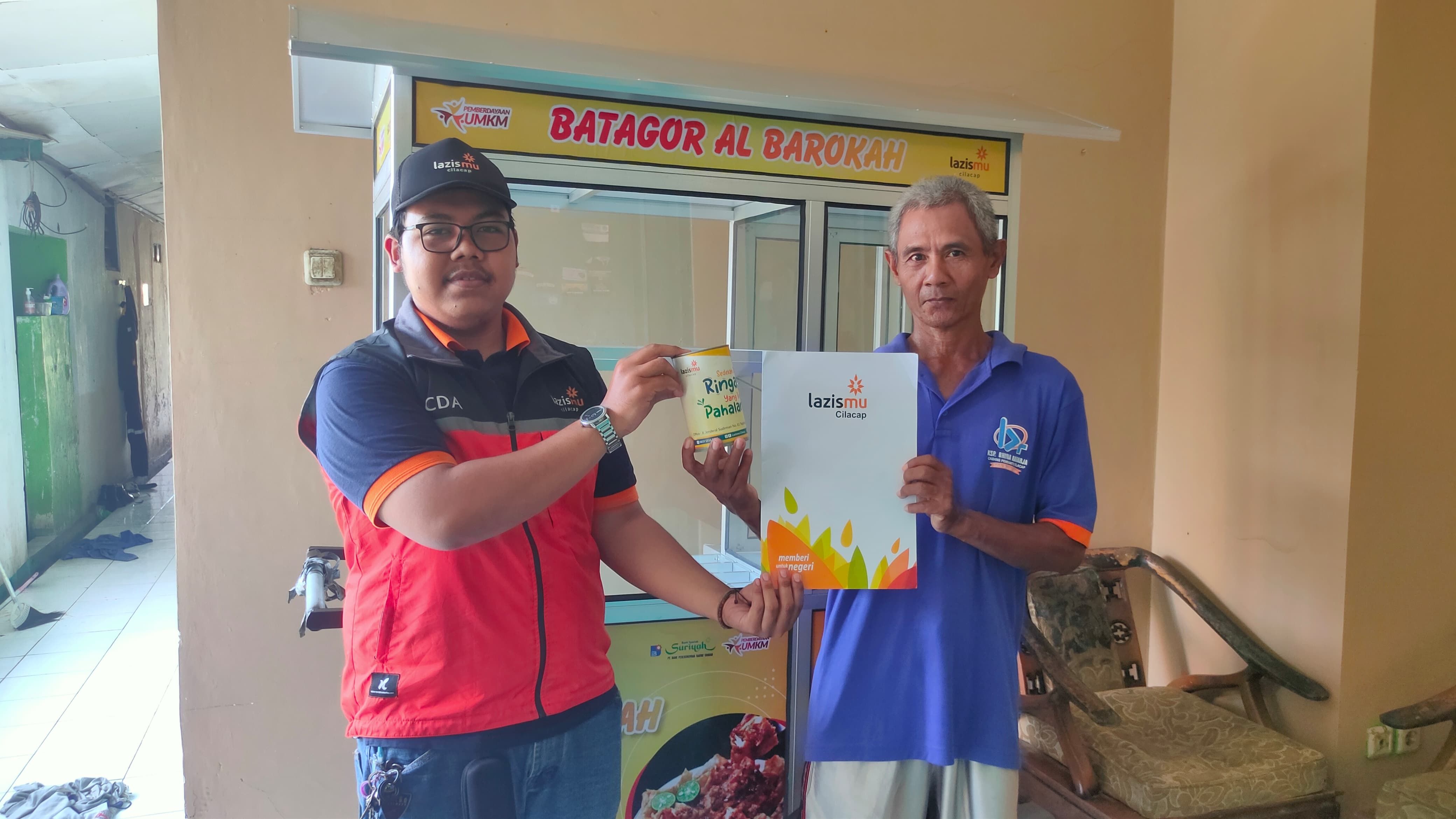 Cover Lazismu Salurkan Program UMKM Di Cilacap, Haryono Siap Berkeliling dengan Gerobak Jualan Batagor 