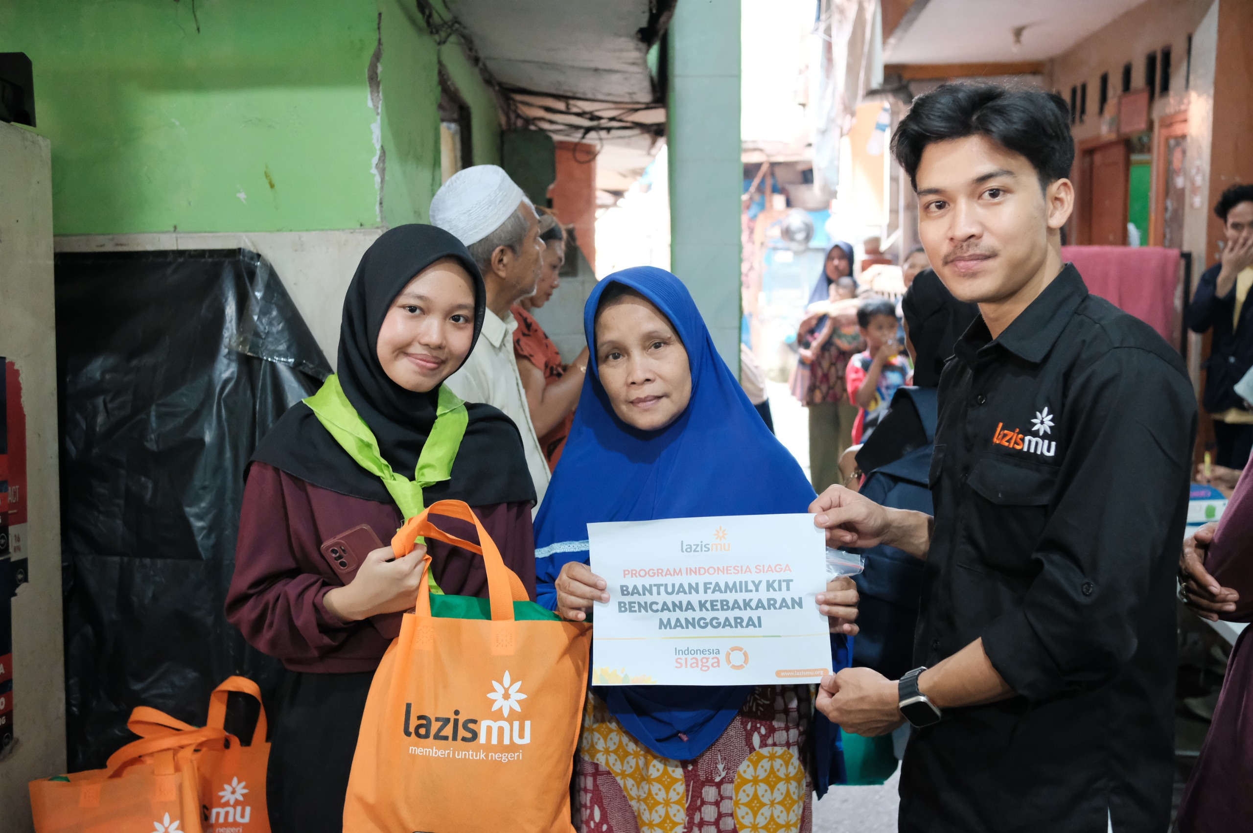 Cover Pasca-Layanan Kesehatan, Penyintas Kebakaran Manggarai Menerima Bantuan Family Kit dan Rendangmu dari Lazismu    