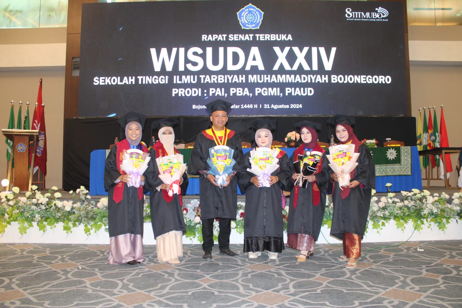 Cover Enam Mahasiswa Penerima Beasiswa LAZISMU Bojonegoro Diwisuda di STIT Muhammadiyah 