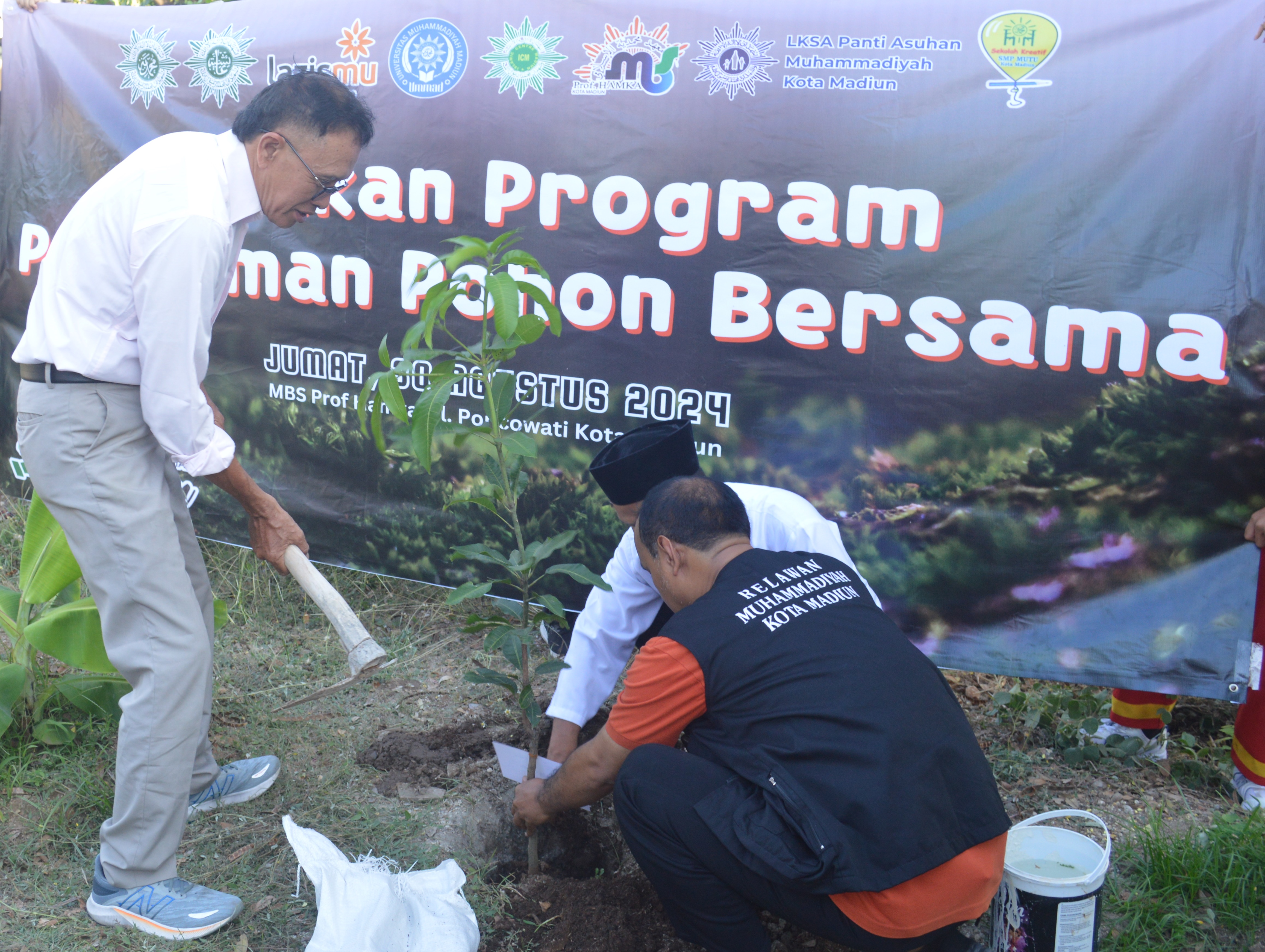 Cover Dukung Gerakan Pelestarian Lingkungan, Lazismu dan PDM Kota Madiun Tanam 75 Bibit Pohon Produktif  