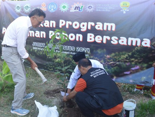 dukung-gerakan-pelestarian-lingkungan-lazismu-dan-pdm-kota-madiun-tanam-75-bibit-pohon-produktif