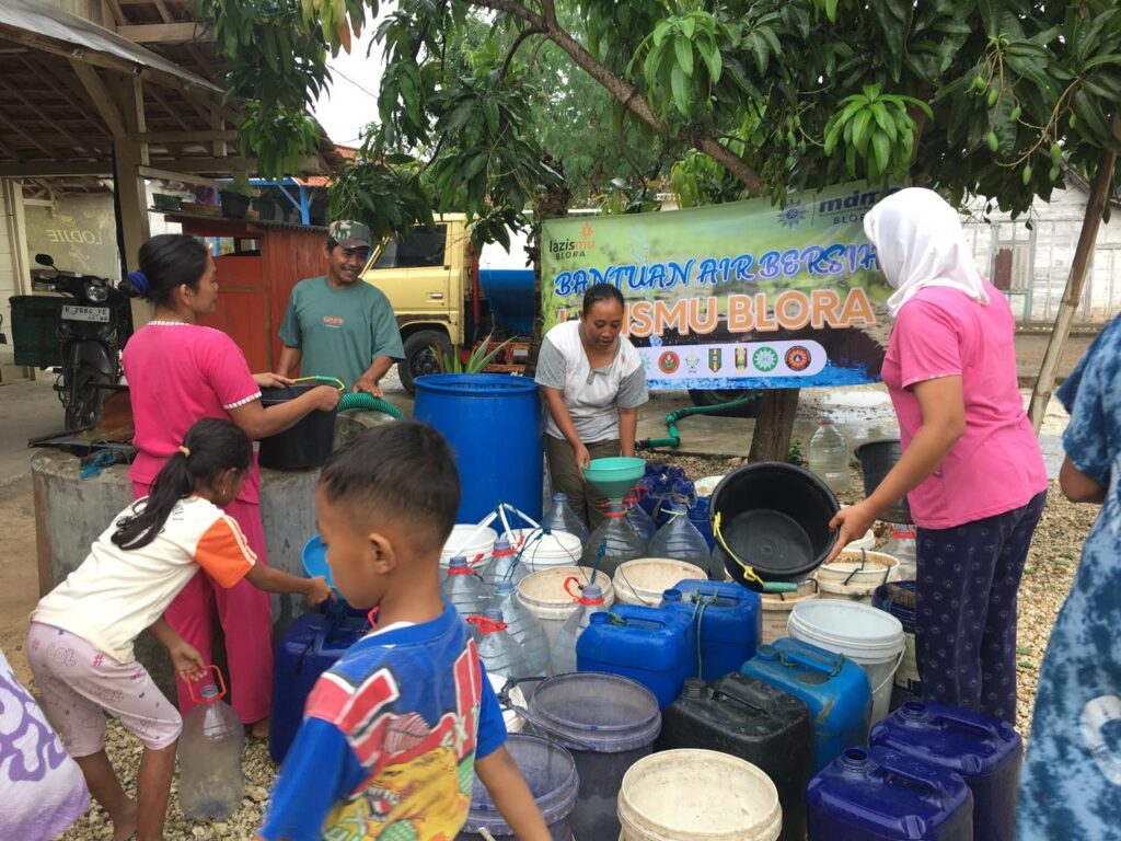 Cover Krisis Air Melanda Blora, Lazismu Blora Salurkan Bantuan Air Bersih ke Daerah Rawan Kekeringan