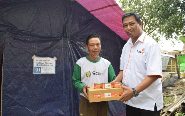 dua-kali-rumahnya-hancur-diguncang-gempa-dadan-terima-bantuan-rendangmu-dari-lazismu-dan-bank-nano-syariah