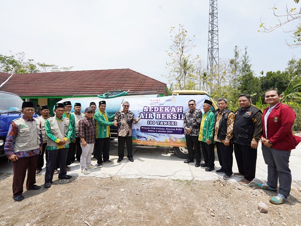 Cover Masyarakat Paliyan Hadapi Kekeringan, 100 Tangki Air Bersih dan 500 Kilogram Beras Disalurkan Lazismu UAD Untuk Warga Terdampak  