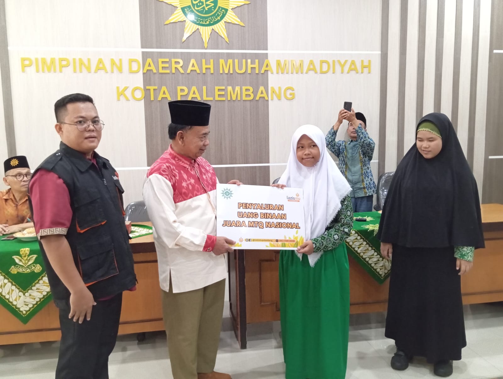 Cover Siswi Muhammadiyah Palembang Raih Prestasi di MTQ Nasional, Lazismu Beri Apresiasi Penghargaan