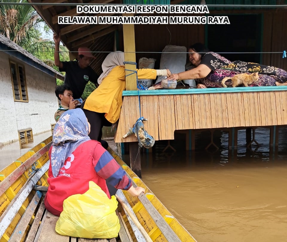 Cover Gunakan Perahu Kayu, Relawan Muhammadiyah Salurkan Bantuan Untuk Warga Terdampak Banjir di Murung Raya 