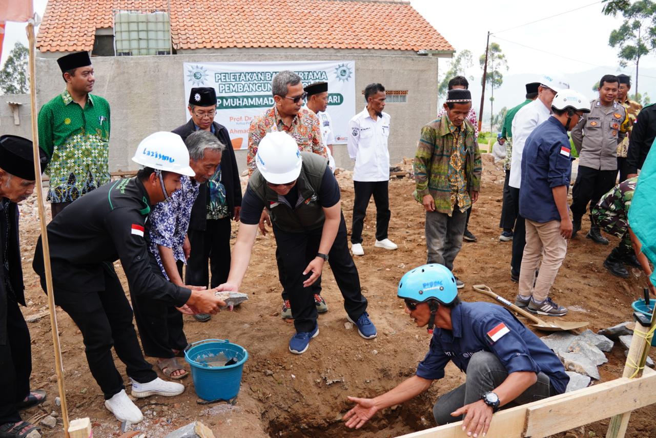 Cover Runtuh Pasca Gempa, Lazismu dan PWM Jawa Barat Lakukan Peletakan Batu Pertama SMP 3 Muhammadiyah Kertasari 