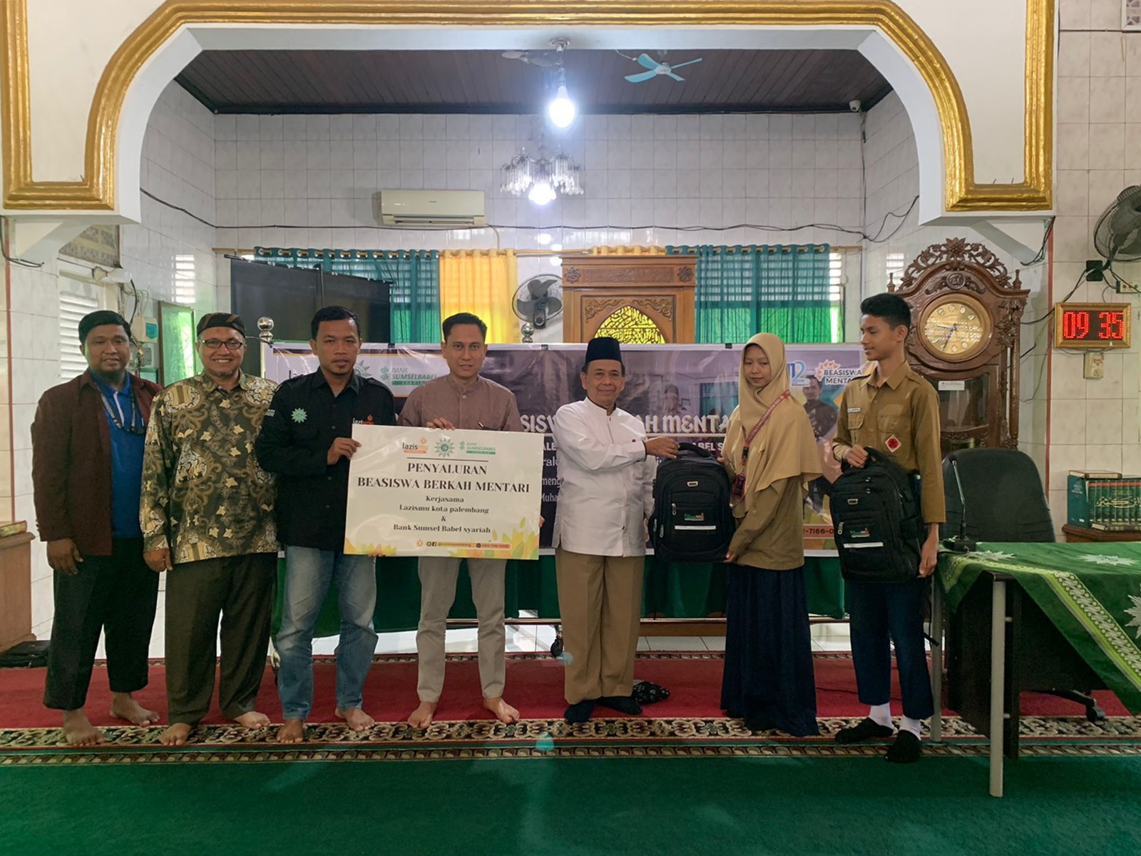 Cover Milad Muhammadiyah, Lazismu Palembang Salurkan Bantuan Beras dan Beasiswa Mentari