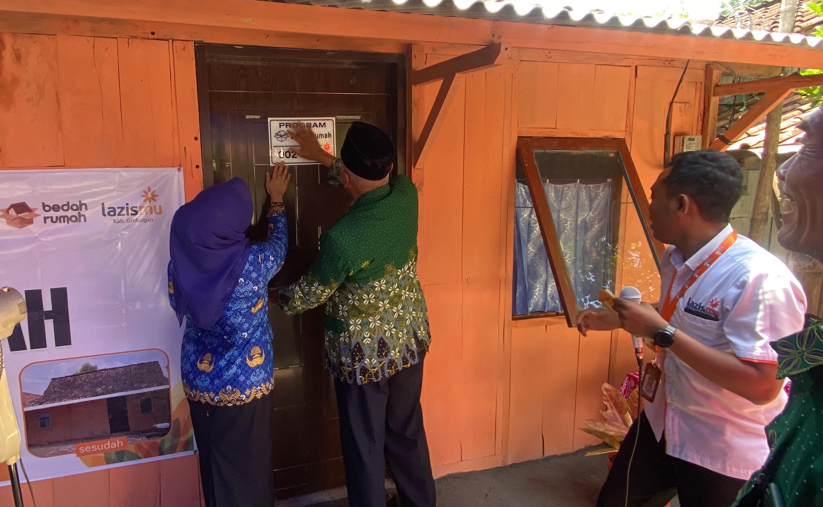 Cover Kado Milad Muhammadiyah Ke-112, Lazismu Grobogan Bedah Rumah Pak Triyono