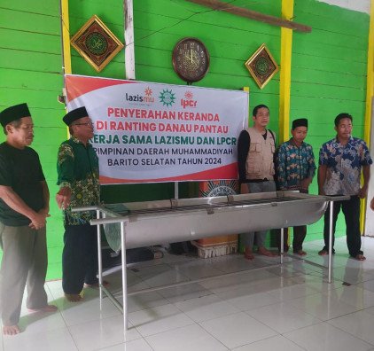 bina-muallaf-lazismu-dan-lpcrm-barito-selatan-salurkan-bantuan-keranda-jenazah