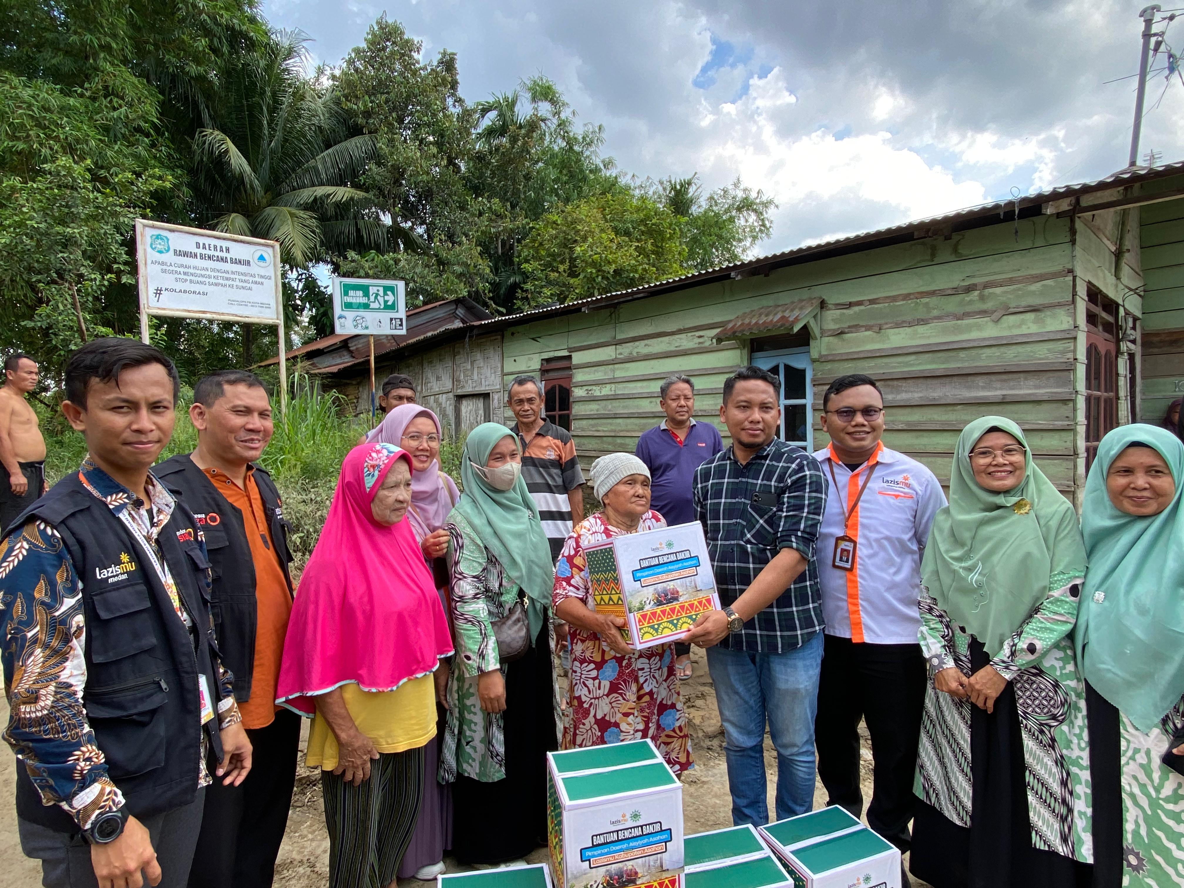 Cover Pimpinan Daerah Aisyiyah Asahan Melalui Lazismu Salurkan Bantuan Penyintas Banjir di Medan