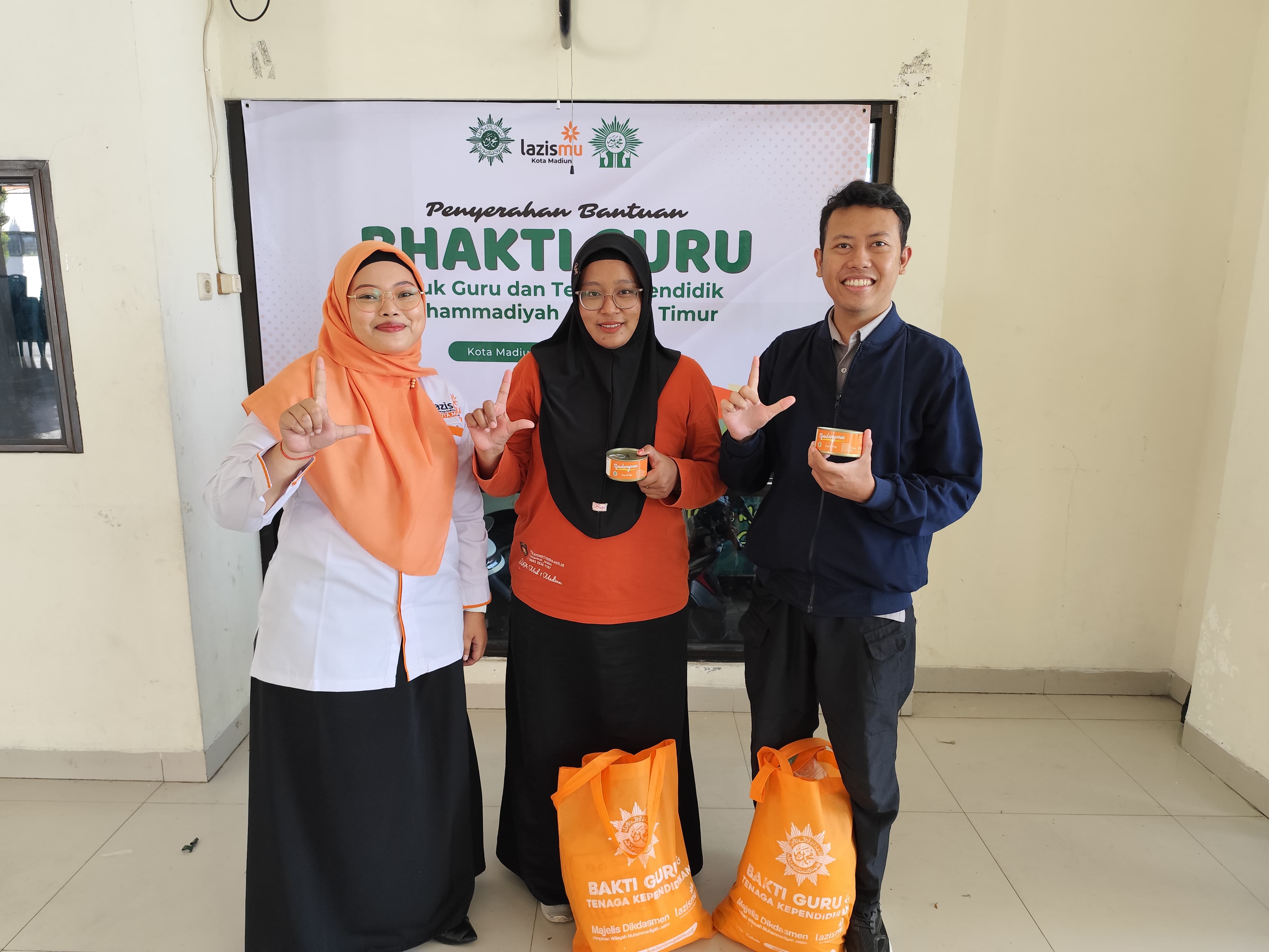 Cover Lazismu Kota Madiun Salurkan Bantuan Program Bakti Guru 