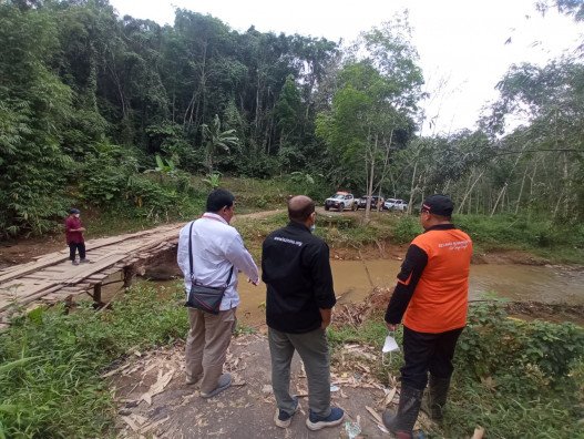kunjungi-kalsel-dirut-lazismu-sabeth-abilawa-tinjau-jembatan-patikalain