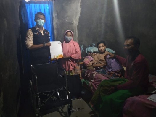 lazismu-banyumas-berikan-bantuan-kursi-roda-kepada-pasien-tb-milier