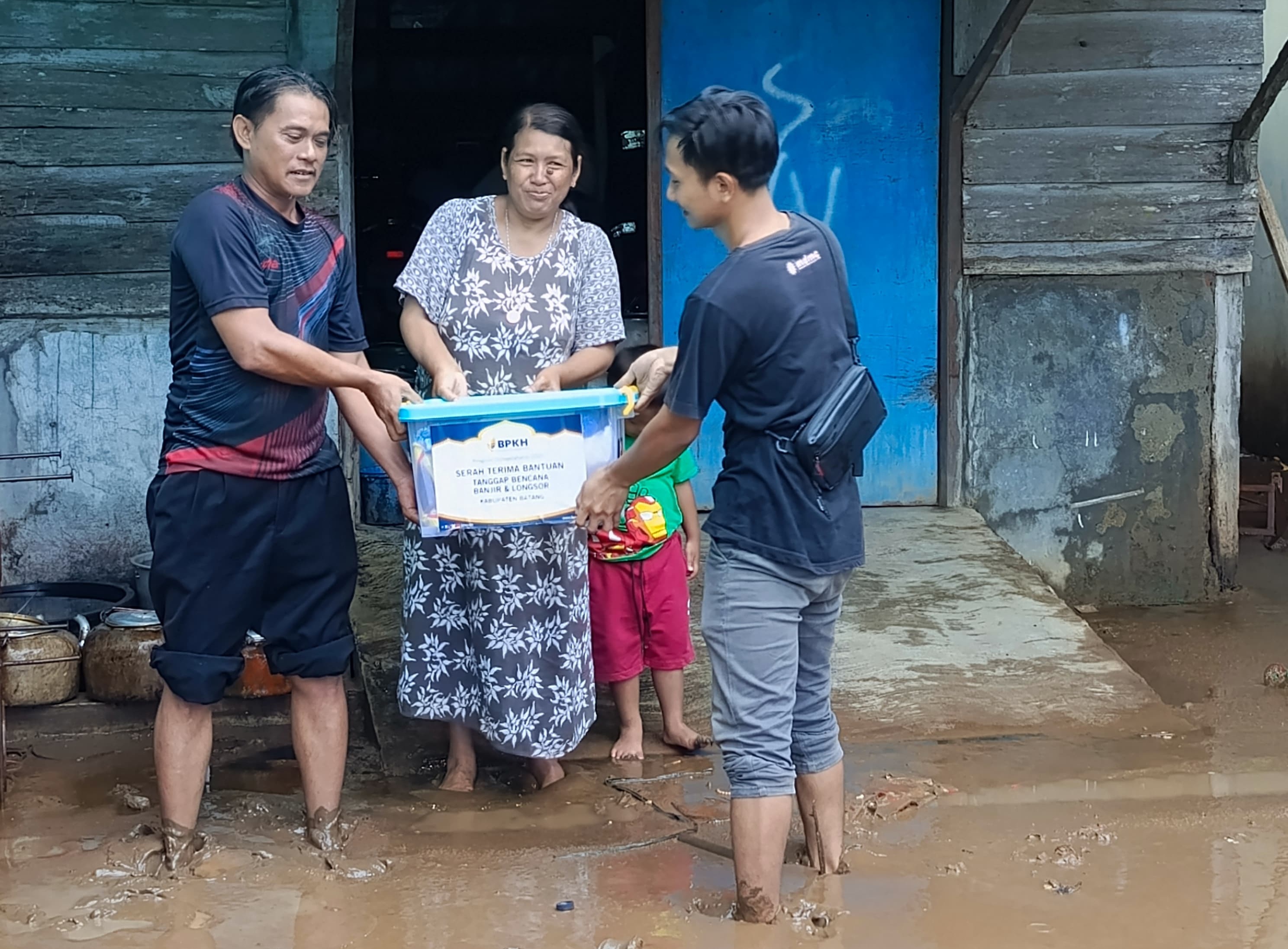 Cover BPKH Berkolaborasi Bersama Lazismu Salurkan 2000 Paket Bantuan Bagi Penyintas Bencana di Pekalongan dan Batang