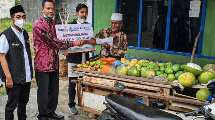 lazismu-lhokseumawe-salurkan-donasi-untuk-lansia
