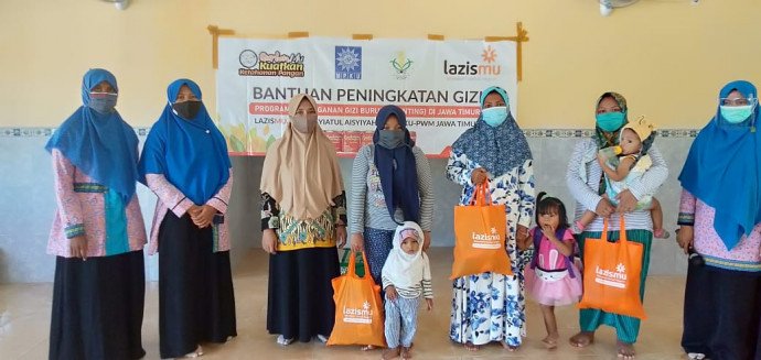 turunkan-angka-stunting-pwna-jatim-bersama-lazismu-jatim-salurkan-makanan-bergizi
