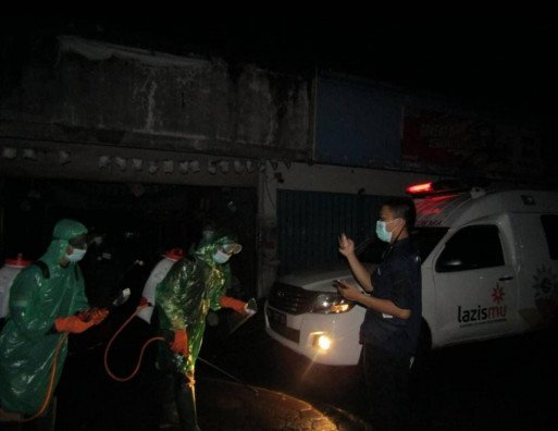 angka-covid-19-tinggi-mccc-dan-lazismu-karanganyar-lakukan-penyemprotan-disinfektan