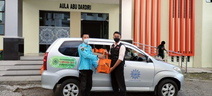 dukung-penanganan-covid-19-lazismu-banyumas-berikan-paket-makanan-kepada-relawan-mccc