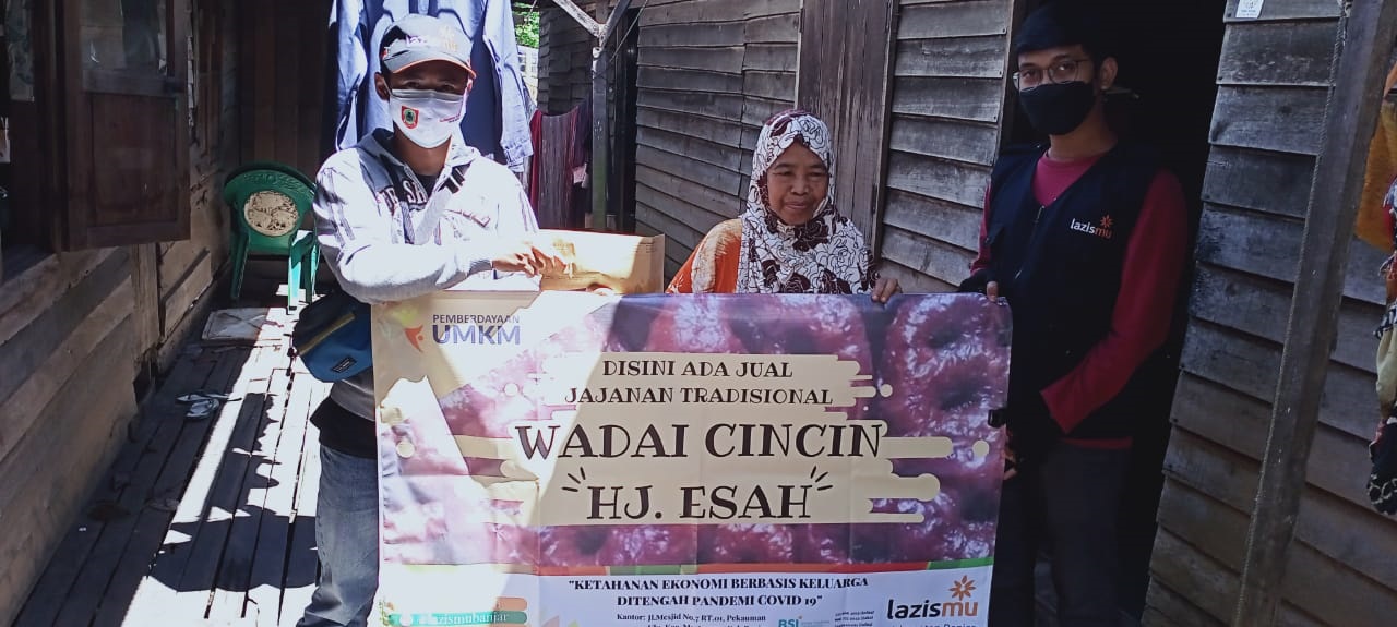 Cover Lazismu Bantu Penjual Kue di Banjar, Kalimantan Selatan