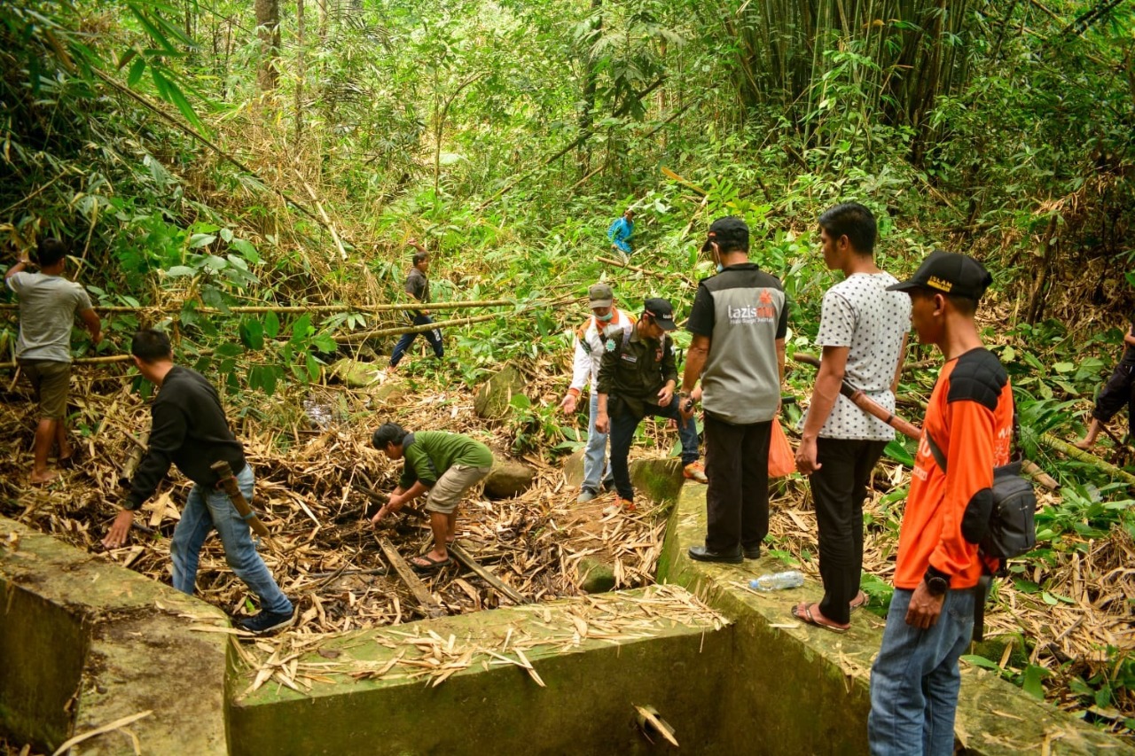 Cover Lazismu Bersihkan Bendungan di Desa Binaan Muhammadiyah Hulu Sungai Selatan, Kalsel