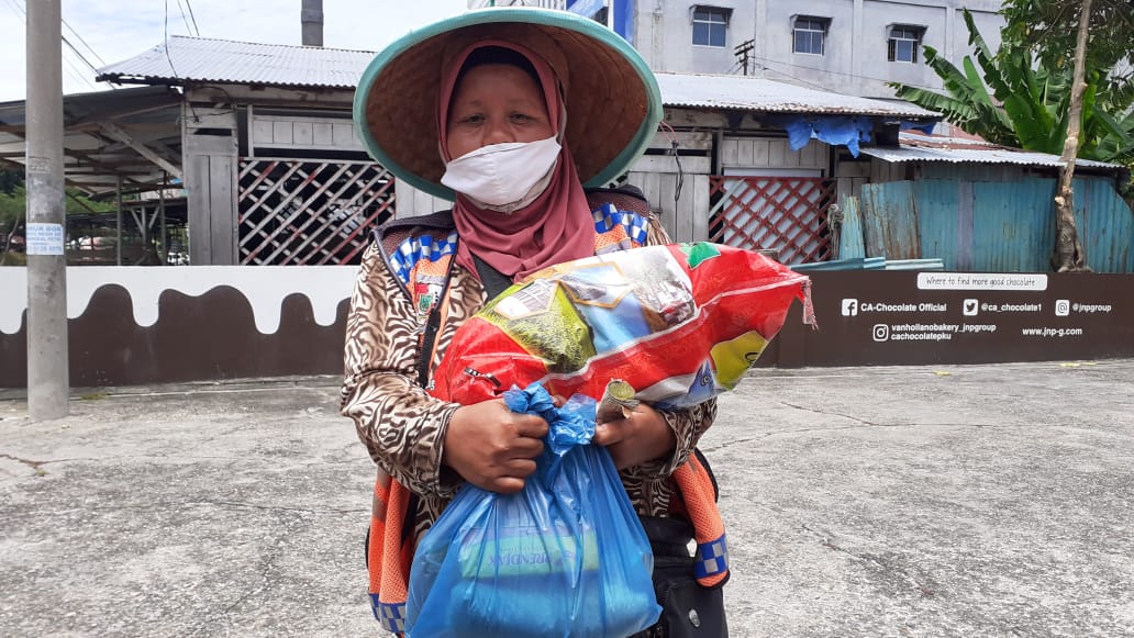Cover Lazismu Bagikan Paket Sembako ke Tukang Parkir di Pekanbaru