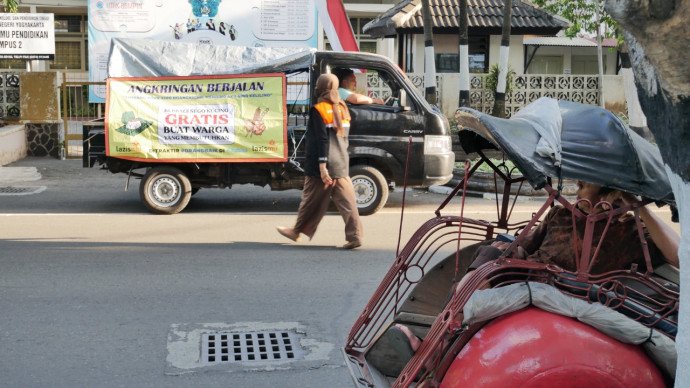 telusuri-jalanan-jogja-angkringan-berjalan-lazismu-bagi-makanan-gratis