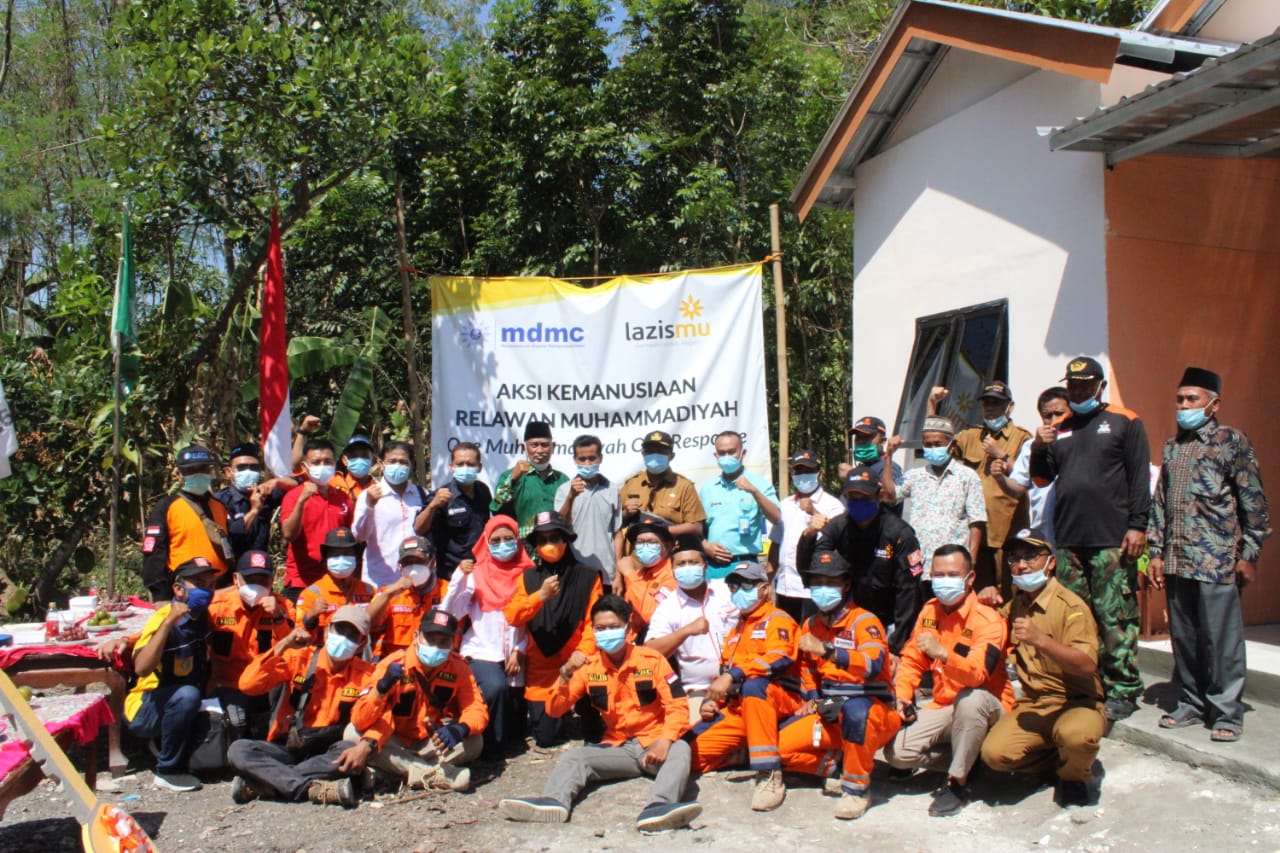 Cover Relawan Muhammadiyah Serahkan Kunci Rumah Untuk Korban Kebakaran di Bojonegoro
