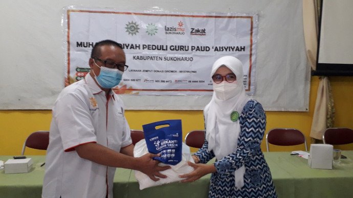 bersama-pd-aisyiyah-sukoharjo-lazismu-kembali-gelar-program-bakti-guru