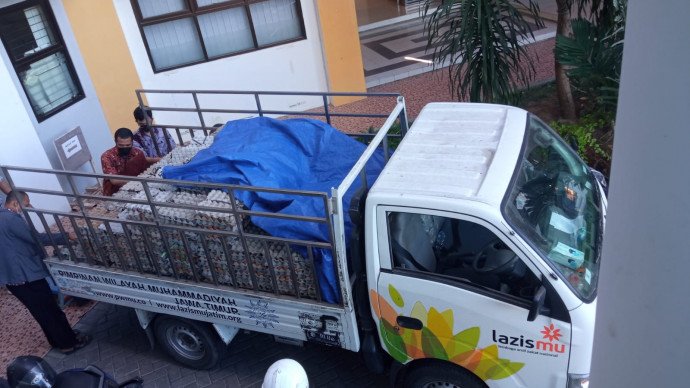lazismu-bersama-umsida-dan-um-surabaya-borong-2-5-ton-telur-di-magetan-dan-blitar