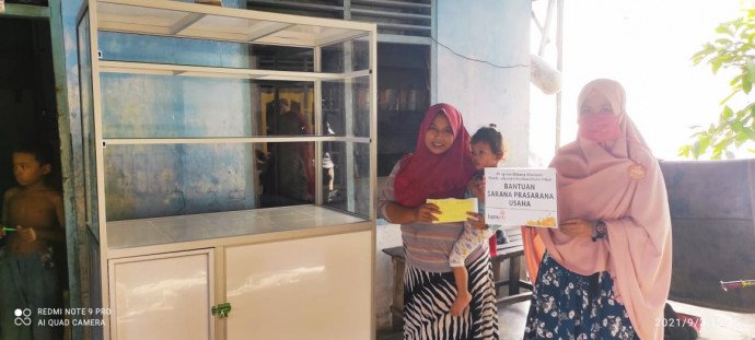 bantu-kemandirian-umat-lazismu-bagikan-etalase-ke-penjual-kue
