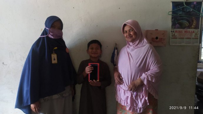 tidak-bisa-belajar-daring-lazismu-berikan-bantuan-smartphone