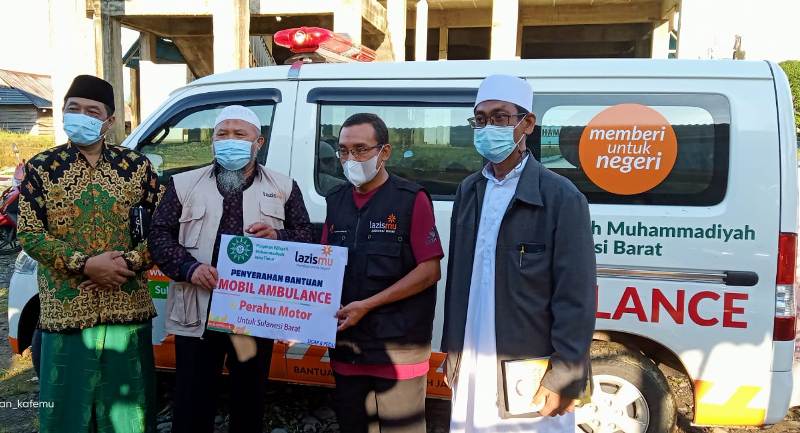 Cover PWM Jatim Serahkan Bantuan Mobil Ambulans dan Perahu Fiber ke PWM Sulbar