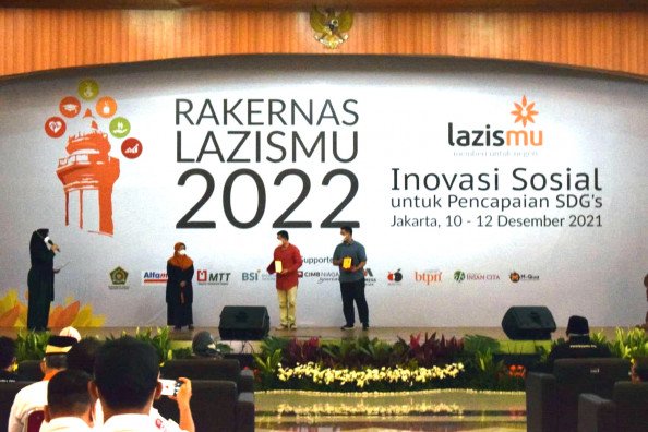 lazismu-berikan-penghargaan-kepada-mitra-donatur-dalam-rakernas-lazismu-2022