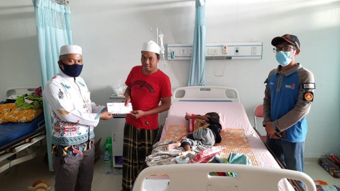 bantu-warga-tidak-mampu-berobat-lazismu-serahkan-bantuan