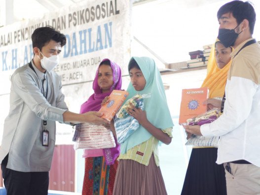 hadirkan-kebahagiaan-hari-kemenangan-lazismu-berbagi-baju-lebaran-untuk-pengungsi-rohingya